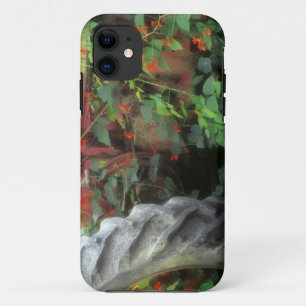 Coque iPhone 11 Des fleurs printanières ornent un vieux tracteur.