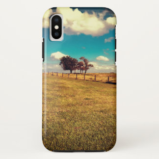 Case-Mate iPhone Case Des nuages fluides dans un ciel bleu sur une ferme