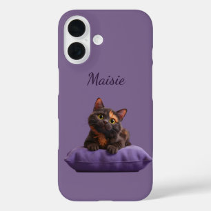 Coques iPhone 16 Dessin Tortoiseshell Kitten sur coussin pourpre