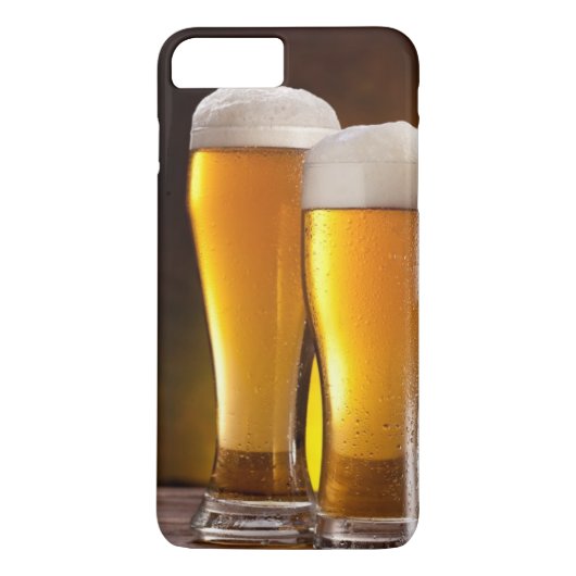 Coques Case-Mate iPhone Deux verres de bières sur une table en bois (Dos)