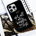 Coque iPhone 15 Pro Max Devis de voyage motivationnel Cool noir et blanc<br><div class="desc">Citation de voyage motivationnelle en noir et blanc classique - Tous ceux qui errent ne sont pas perdus.</div>