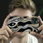 Coque iPhone 15 Pro Diamants blancs, conception de mandala de bordure<br><div class="desc">Ce design présente des diamants blancs et de l'or,  le design mandala sur un arrière - plan noir.</div>
