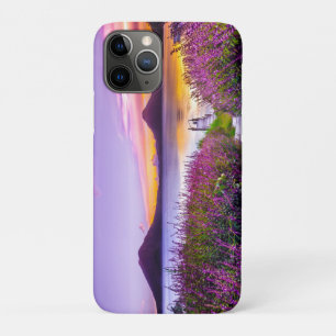 Case-Mate iPhone Case dock en bois brun entre le champ de fleurs de lava