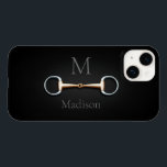 Coque Pour iPhone 14 Eggbutt Snaffle Bit Equestrimed<br><div class="desc">Pour les équestres et les amateurs de chevaux,  ce boîtier téléphonique personnalisé a une illustration en trompe l'oeil d'un morceau d'eggbutt en cuivre bouche entre votre monogramme et votre nom.</div>
