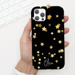 Coque Pour iPhone 15 Élégant Black Gold Stars Script avec nom<br><div class="desc">Cette étagère téléphonique élégante et moderne dispose d'un arrière - plan noir avec étoiles dorées et votre nom dans un script moderne. C'est le coque parfait pour quiconque veut un design moderne qui se démarque. Ajoutez votre nom pour customiser cette conception. Il fait aussi un merveilleux cadeau d'anniversaire ou de...</div>