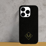 Coque Pour iPhone 14 Pro Élégant cuir noir simple monogrammed<br><div class="desc">Boîtier de téléphone exclusif de luxe moderne sur un arrière - plan en faux cuir (IMPRIMÉ) avec un simple monogramme géométrique en faux or. Personnalisez-le avec votre nom initial !</div>