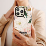 Case-Mate iPhone Case Élégant Magnolia | Nom personnalisé blanc et blanc<br><div class="desc">Cette élégante boîte de téléphone de nom personnalisée et blanche magnolia est le cadeau parfait pour elle. La décoration florale douce est composée de pivoines roses vertes et aquarelles, de magnifiques fleurs de magnolia blanches et de coton avec de l'or et des feuilles verts dans un agencement luxueux. Personnalisez le...</div>