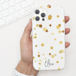 Coque Pour iPhone 15 Élégant moderne White Gold Stars Script avec nom<br><div class="desc">Cette étagère téléphonique élégante et moderne dispose d'un arrière - plan blanc avec étoiles dorées et votre nom dans un script moderne. C'est le coque parfait pour quiconque veut un design moderne qui se démarque. Ajoutez votre nom pour customiser cette conception. Il fait aussi un merveilleux cadeau d'anniversaire ou de...</div>
