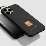 Coque Pour iPhone 14 Pro Élégant noir cuir or monogrammé nom de script<br><div class="desc">Coque iphone monogrammed exclusif et tendance,  avec un carré en faux or sur un arrière - plan élégant en cuir noir (IMPRIMÉ,  PAS VRAI TEXTURE EN CUIR).                  Personnalisez-le avec votre nom de signature de script blanc et vos initiales de nom de monogramme.</div>