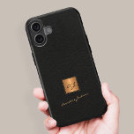 Coques iPhone 16 Élégant or monogrammed nom de script noir cuir<br><div class="desc">Coque iphone monogrammed exclusif et tendance,  avec un carré en faux or sur un arrière - plan élégant en cuir noir (IMPRIMÉ,  PAS VRAI TEXTURE EN CUIR).                  Personnalisez-le avec votre nom de signature de script blanc et vos initiales de nom de monogramme.</div>