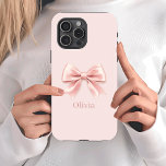 Coque iPhone 15 Pro Elégant Pastel Rose Bow & Nom Personnalisé<br><div class="desc">Protégez votre téléphone avec style grâce à cet élégant étui rose pastel doté d'un design d'arc délicat et de votre nom personnalisé. Combinant mode et fonctionnalité, ce coque offre une protection durable tout en ajoutant une touche féminine et sophistiquée à votre appareil. Parfait pour un usage quotidien, il fait un...</div>