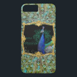 Coque iPhone 8 Plus/7 Plus Elégant Peacock avec Vintage Scrolls Baroque Rocco<br><div class="desc">Ce boîtier de téléphone design présente une vue générale, élégante, latérale d'un oiseau de paon avec plumes de queue étalées. Une parties scintillant dorée Baroque rococo cadre élégant déclenche l'image de style collage au centre du téléphone. Un arrière - plan de plumes de queue de ventilateur étalées entoure le coque....</div>