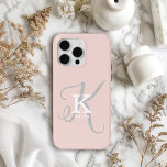 Coque iPhone 15 Pro Max Élégant Unique Monogramme Feminine Blush Rose<br><div class="desc">Une élégante représentation stylisée de votre nom et monogramme accentue ce coque iphone personnalisé avec sérifs classiques et une typographie de script plus ornée a une symétrie magnifiquement équilibrée. Les trois éléments s'unissent avec élégance pour créer votre propre logo personnel. Montré ici avec un arrière - plan rose pâle doux...</div>