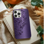 Case-Mate iPhone Case Élégante Dentelle Florale Violette Profonde Sur Vi<br><div class="desc">Arrière - plan métallique aux tons violets,  avec dentelle fleurie violette.</div>