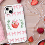 Coque Pour iPhone 14 Plus En vichy rose fraise preppy Bows Laurel Wreath<br><div class="desc">Coque iphone avec coquette preppy esthétique en rose et blanc. Le design présente une fraise avec arc en vichy rose, encadrée d'une couronne de laurier de style logo et des bordures motifs d'arcs roses assorties au logo de la fraise. Conçu pour l'iPhone 14 Plus mais il conviendra à de nombreux...</div>