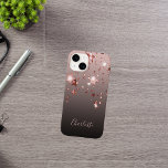 Coque Pour iPhone 14 étoile d'or rose nom noir<br><div class="desc">Un élégant étui de téléphone glamour. étoiles d'or roses. Noir,  brun,  café latte coloré ombre,  dégradé arrière - plan. Personnalisez et ajoutez votre nom,  écrit avec un script de style à la main moderne. Lettres de couleur or rose.</div>