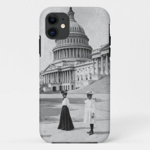Coque iPhone 11 Extérieur du bâtiment de capitol avec des femmes