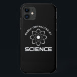 Case-Mate iPhone Case Facilement Distrait Par La Science<br><div class="desc">Facilement Distrait Par La Science. Cet accessoire de citation amusant est un grand cadeau amoureux de la science pour un professeur de sciences, professeur de chimie ou professeur de biologie. Parfait pour un scientifique, un physicien, un biologiste ou un ingénieur. Es-tu un geek scientifique ou nerd ? Crois-tu à la...</div>