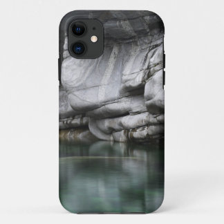 Coque Case-Mate Pour iPhone Falaise arrondie de roche par la rivière de