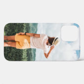 Coques Case-Mate iPhone Femme debout près des arbres (Verso (horizontal))