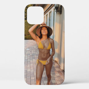 Case-Mate iPhone Case Femme en bikini jaune debout sur le flo de brique 