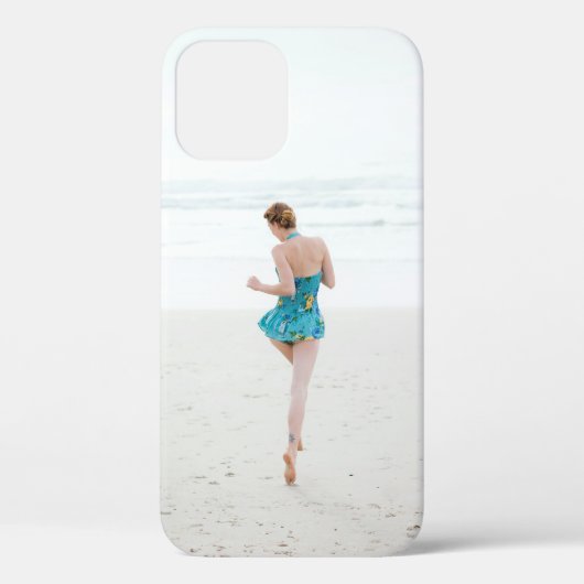 Coques Case-Mate iPhone Femme marchant sur le rivage près de la plage (Verso)
