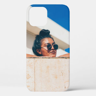 Case-Mate iPhone Case Femme portant des lunettes de soleil noires