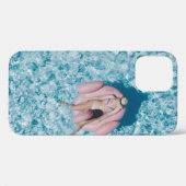 Coques Case-Mate iPhone Femme sur bouée rose entourée d'un plan d'eau dans (Verso (horizontal))