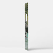 Coques Case-Mate iPhone Femme sur le plan d'eau entre les bateaux marrons (Verso / Droite)