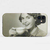 Coques Case-Mate iPhone Femme tenant des tasses (Dos (Horizontal))