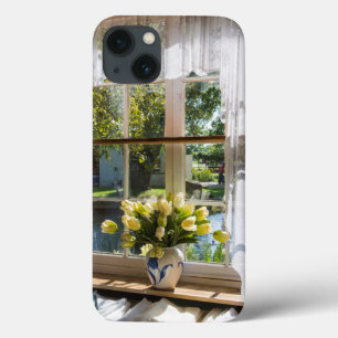 Etui iPhone 13 Fenêtre avec rideau de dentelle et tulipe