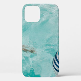 Case-Mate iPhone Case Fille en maillot de bain et nage dans la piscine