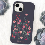 Coque Pour iPhone 14 Floral Dark Personnalisé<br><div class="desc">Peinture bohème moderne de fleurs sauvages que j'ai vu par un mur à Plymouth. Joli boho lâche peinture florale rose sur un arrière - plan gris foncé. Modifiez le nom pour personnaliser.</div>