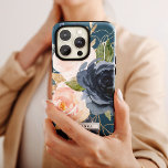 Case-Mate iPhone Case Flush et Navy Flowers | Nom personnalisé bleu<br><div class="desc">Cette étagère de téléphone de nom personnalisée en bleu marine et bleu roux est le cadeau parfait pour elle. Le design classique et élégant présente une aquarelle moderne bleu marine et des fleurs roses rousses sur un arrière - plan bleu turquoise. Personnalisez le coque avec son prénom ou son nom...</div>