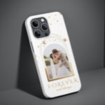 Coque Pour iPhone 14 FOREVER ET TOUJOURS Mariage Magenta Photo céleste<br><div class="desc">FOREVER ET TOUJOURS Mariage Magenta Celestial Photo Nom personnalisé Smart Phone coque iphone présente le soleil, la lune et les étoiles avec votre photo préférée sur un arrière - plan magenta et personnalisée avec votre nom et texte personnalisé ou "Forever et toujours" dans la typographie de script de calligraphie or...</div>