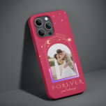 Coque Pour iPhone 14 FOREVER ET TOUJOURS Mariage Magenta Photo céleste<br><div class="desc">FOREVER ET TOUJOURS Mariage Magenta Celestial Photo Nom personnalisé Smart Phone coque iphone présente le soleil, la lune et les étoiles avec votre photo préférée sur un arrière - plan magenta et personnalisée avec votre nom et texte personnalisé ou "Forever et toujours" dans la typographie de script de calligraphie or...</div>