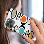 Coques iPhone 16 Pro Formes circulaires rétro Modernes du milieu du siè<br><div class="desc">Éloignez-vous de la foule avec ce boîtier de téléphone cool rétro géométrique design. Avec ses cercles colorés à flanc bleu turquoise,  orange,  crème,  bronzé,  or et noir,  on se sent bien dans la main !</div>
