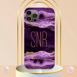 Coque Pour iPhone 14 Géode Agate Violet Nom du monogramme Parties scint<br><div class="desc">Élégante, élégante étui de téléphone portable personnalisé avec agate violet, géode et marbre avec parties scintillant faux or avec un monogramme, initiales ou nom montré dans un style de police moderne modifiable en or. OPTIONS : L'exemple est affiché sur un iPhone 14 à peine Il y a un style coque—d'autres...</div>