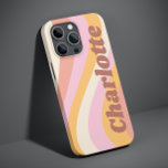 Coque Pour iPhone 14 Girly Retro Vintage Wave Nom personnalisé<br><div class="desc">Girly Retro Vintage Wave Personnalisée Nom iPhone Smart Phone Boîtes dispose d'une vague rétro dans les tons rose, orange et blanc avec votre nom personnalisé dans élégant script moderne accentué. Personnalisez en modifiant le texte dans la zone de texte fournie. Parfait pour l'anniversaire, Noël, Fête des Mères, baby showers, douches...</div>