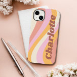 Coque Pour iPhone 14 Plus Girly Retro Vintage Wave Nom personnalisé<br><div class="desc">Girly Retro Vintage Wave Personnalisée Nom iPhone Smart Phone Boîtes dispose d'une vague rétro dans les tons rose, orange et blanc avec votre nom personnalisé dans élégant script moderne accentué. Personnalisez en modifiant le texte dans la zone de texte fournie. Parfait pour l'anniversaire, Noël, Fête des Mères, baby showers, douches...</div>
