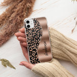 Coque Pour iPhone 14 Glam Leopard Spots Rose Gold Black Metallic Nom<br><div class="desc">Ce design présente un motif tacheté léopard rose chic sur un arrière - plan noir à gauche, et une image de faux feuille d'or rose à droite en forme d'onde bordée d'une fausse parties scintillant en or rose. Personnalisez-le avec votre nom ou votre monogramme dans une police de brosse manuscrite...</div>