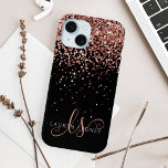 Coque Pour iPhone 15 Glam Rose Gold Parties scintillant Élégant Monogra<br><div class="desc">Glam Rose Gold Parties scintillant coque iphone monogramme élégant. Personnalisez facilement ce design branché de boîtier de téléphone chic avec une élégante parties scintillant brillante d'or rose sur un arrière - plan noir. Le design comprend votre monogramme manuscrit avec de jolis tourbillons et nom.</div>