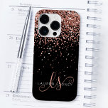 Coque Pour iPhone 14 Pro Glam Rose Gold Parties scintillant Élégant Monogra<br><div class="desc">Glam Rose Gold Parties scintillant coque iphone monogramme élégant. Personnalisez facilement ce design branché de boîtier de téléphone chic avec une élégante parties scintillant brillante en or rose sur un arrière - plan noir. Le design comprend votre monogramme manuscrit avec de jolis tourbillons et nom.</div>