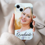Coque Pour iPhone 15 Graduation de Chic Senior Photo de Custom Graduati<br><div class="desc">Cette élégante typographie noire superpose le coque iphone de diplôme de photographie avec un script cursif chic sur votre photo de diplôme d'études secondaires ou collégiales. Customisez avec votre nom et votre classe sous la belle calligraphie pour une mère ou un père fier d'un diplômé.</div>