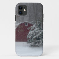 Grange rouge dans la neige