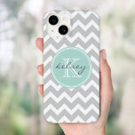 Coques Pour iPhone Gray and Mint Chevron Custom<br><div class="desc">Design mignon et girly avec un motif de chevron en zigzag moderne,  personnalisé avec votre nom monogramme personnalisé et initial dans un cadre de cercle chic. Cliquez sur Customiser pour modifier les polices et les couleurs du texte monogramme afin de créer votre propre design. Cadeaux adorables et uniques !</div>