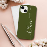 Coque Pour iPhone 14 Green White Elegant Calligraphie Nom du script<br><div class="desc">Green White Elegant Calligraphy Script personnalisé Nom personnalisé iPhone 14 Smart Phone Boîtes dispose d'un design moderne et tendance simple et élégant avec votre nom personnalisé dans élégante calligraphie manuscrite typographie de script sur un arrière - plan vert. Conçu par ©Evco Studio www.zazzle.com/store/evcostudio</div>