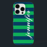 Coques iPhone 16 Pro Grèves de Green et de Navy sur mesure Script Nom d<br><div class="desc">Habille et protège ton iphone avec un design motif rayé preppy,  moderne et audacieux qui est personnalisé monogrammed avec ton prénom dans une police de script en minuscules. Bandes horizontales bleu marine foncé / indigo et vert kelly contrastées avec le texte blanc.</div>
