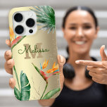 Coques iPhone 16 Pro Ile tropicale Monogramme floral Script Gold Foil<br><div class="desc">Étonnant, sophistiqué, coloré, oiseaux d'aquarelle tropicale de fleurs de paradis, fausse parties scintillant d'or, et script de calligraphie personnalisée avec un original monogramme audacieux, superposent un arrière - plan élégant, glam brossé feuille d'or sur ce boîtier de téléphone portable chic, élégant et moderne. Personnalisez avec votre nom et votre monogramme....</div>