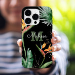 Coques iPhone 16 Pro Ile tropicale Monogramme Floral Script Or Noir<br><div class="desc">Des oiseaux d'aquarelle tropicaux, magnifiques, sophistiqués, colorés, de fleurs de paradis, de la parties scintillant faux or, et un script de calligraphie personnalisé avec une initiale monogramme audacieuse, superposent un arrière - plan noir dramatique sur ce boîtier de téléphone portable chic, élégant et moderne. Personnalisez avec votre nom et votre...</div>